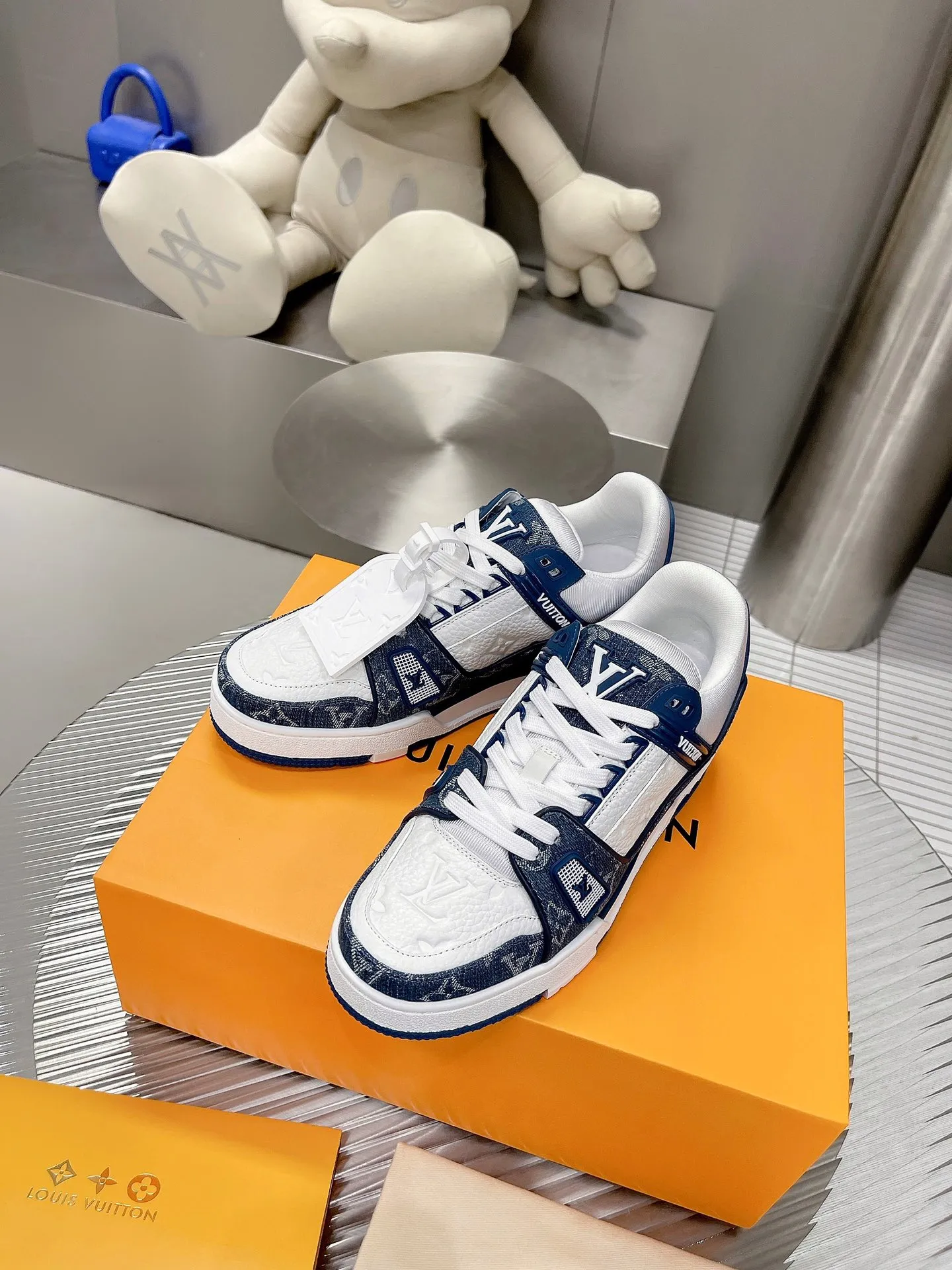 👟👟Ex-factory price 840👟👟The highest version on the Internet⚠️Feel free to compare! 2021🔥New model, purchase quality LV~Louis Vuitton by Virgin Abloh’s best-looking sneakers, Donkey Brand strongly recommends new products, official website limited edition retro basketball sneakers! Both high and low tops cost money to purchase 1:1 accurate replicas of the originals. The details are invincible, full of sincerity, imported custom-made original cowhide, the original package method is the same, the details are 100% restored, and the private model customized the original one-piece T👟👟factory price U outsole, which is different from other brands. Without the original version, this effect cannot be achieved! 35-45 (46 is custom-made and non-refundable) Some colors are available in women’s styles
